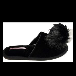 VICTORIA’S Secret Black Padded Pom Pom Furball Fur Slippers / Size Small/Petite